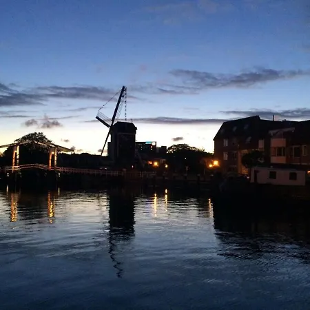 Lovely Cozy Houseboat Rembrandt, Old Centre Πλωτό κατάλυμα Λάιντεν
