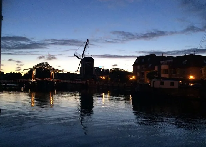 Lovely Cozy Houseboat Rembrandt, Old Centre Πλωτό κατάλυμα Λάιντεν