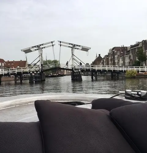 Botel Lovely Cozy Houseboat Rembrandt, Old Centre Leiden